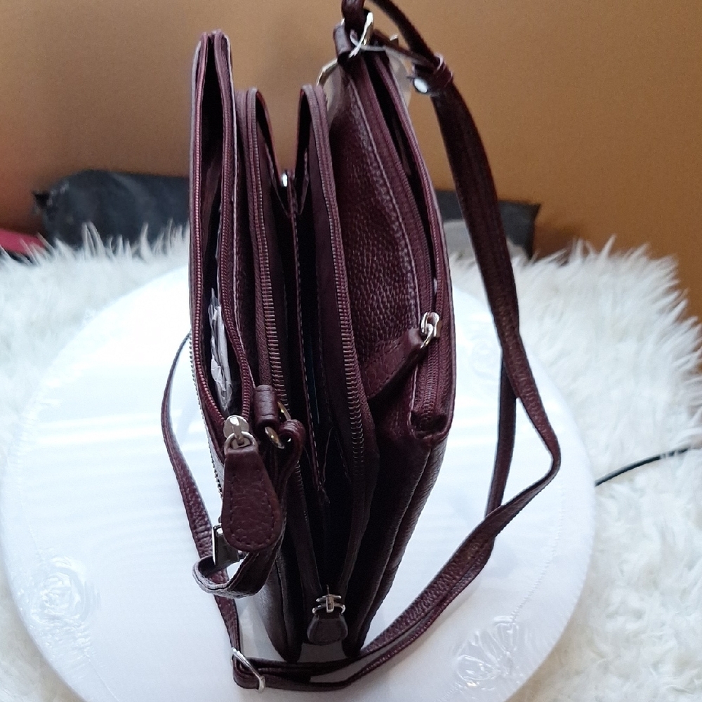 Burgundy Leather Crossbody Bag with Adjustable Strap and Multiple Compartments - Picture 4 of 5